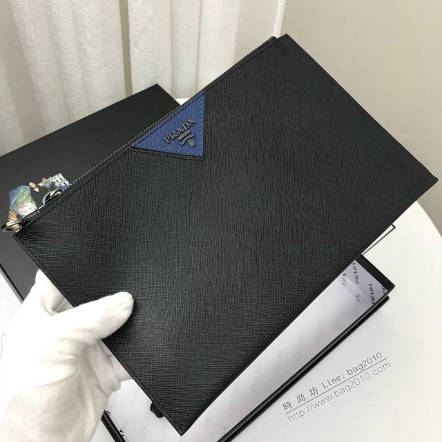 prada男包 普拉達經典升級版手拿包 2NG05V Prada十字紋牛皮包 Prada男士手包  pyd2324